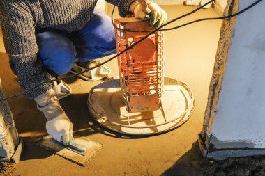 İnşaatçılar inşaat alanına beton döktü