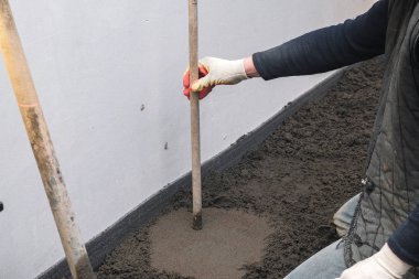 İnşaatçılar inşaat alanına beton döktü