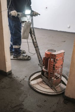 İnşaatçılar inşaat alanına beton döktü