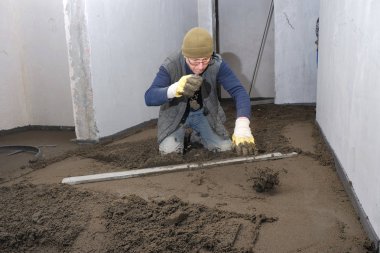İnşaatçılar inşaat alanına beton döktü