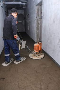 İnşaatçılar inşaat alanına beton döktü