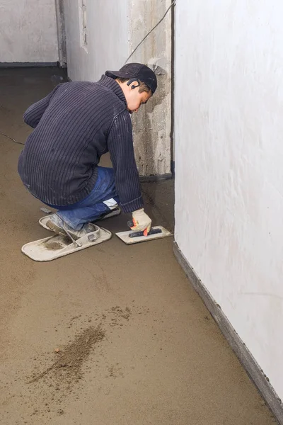 건축가들 이 건축 현장에 콘크리트를 부었다 — 스톡 사진