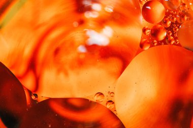 su damlaları ve petrol renkli arka plan