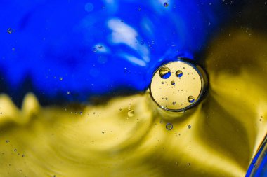 su damlaları ve petrol renkli arka plan