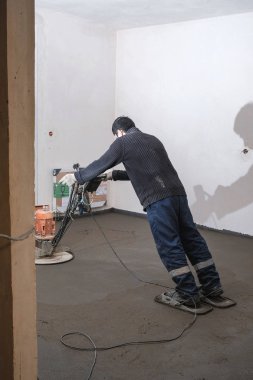 İnşaatçılar inşaat alanına beton döktü