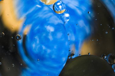 su damlaları ve petrol renkli arka plan