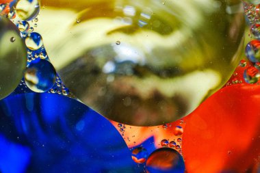 su damlaları ve petrol renkli arka plan