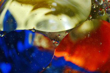 su damlaları ve petrol renkli arka plan