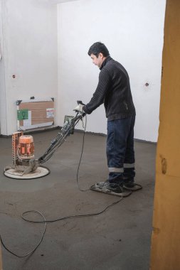 İnşaatçılar inşaat alanına beton döktü