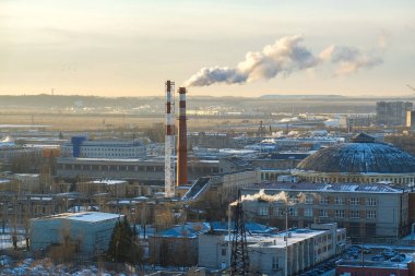 Fabrika bacalarından çıkan yoğun duman.