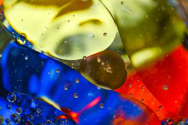 su damlaları ve petrol renkli arka plan