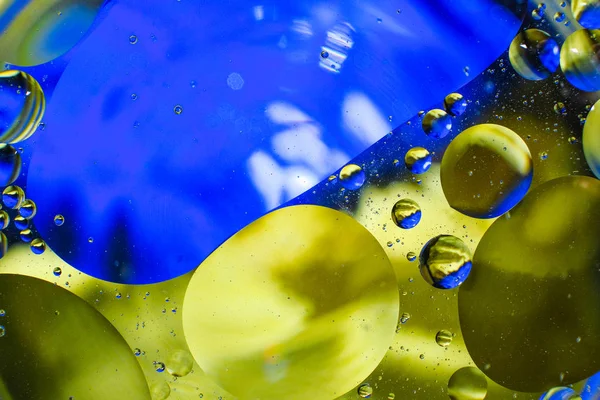 su damlaları ve petrol renkli arka plan