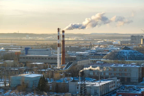 Fabrika bacalarından çıkan yoğun duman.