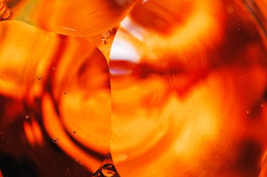 su damlaları ve petrol renkli arka plan