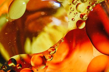 su damlaları ve petrol renkli arka plan