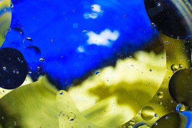 su damlaları ve petrol renkli arka plan