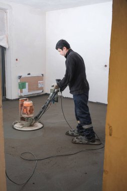 İnşaatçılar inşaat alanına beton döktü