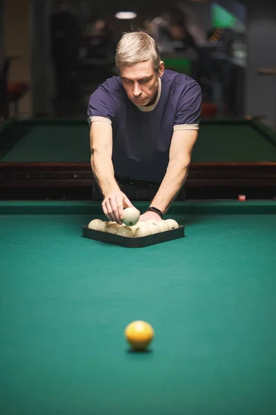 Spelaren tar sikte på bollen i Biljard — Stockfoto