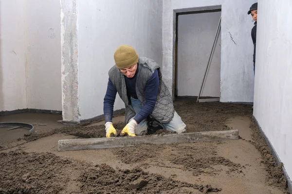 Pembangun menuangkan beton di lokasi konstruksi — Stok Foto