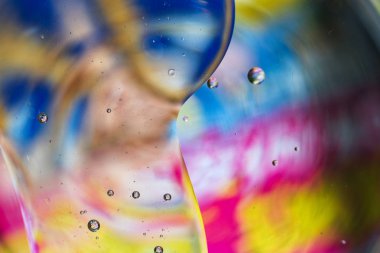 su damlaları ve petrol renkli arka plan