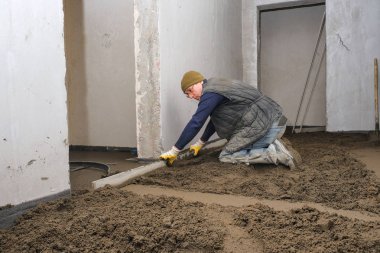 İnşaatçılar inşaat alanına beton döktü