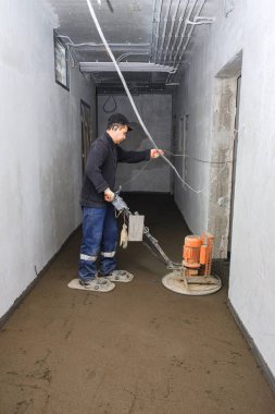 İnşaatçılar inşaat alanına beton döktü