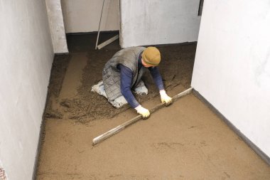 İnşaatçılar inşaat alanına beton döktü