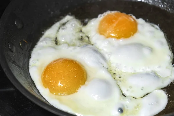 Eggs are fried in a frying pan — Stock Photo, Image