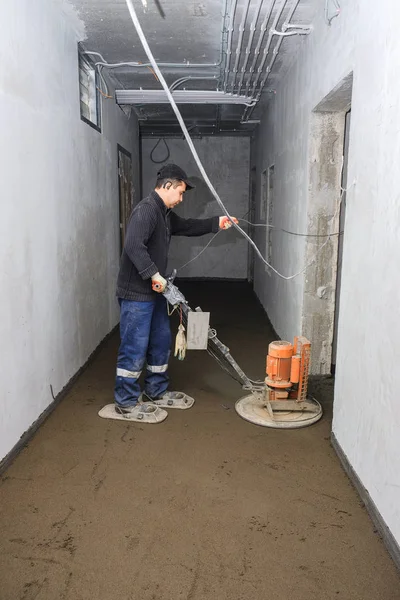 İnşaatçılar inşaat alanına beton döktü