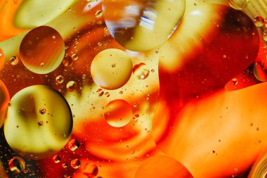 su damlaları ve petrol renkli arka plan