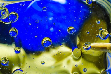 su damlaları ve petrol renkli arka plan