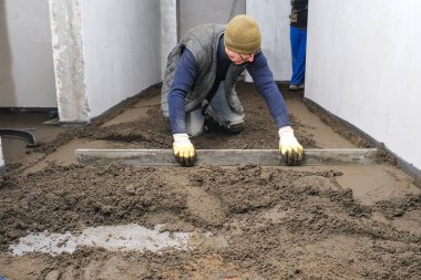 İnşaatçılar inşaat alanına beton döktü
