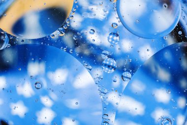 su damlaları ve petrol renkli arka plan