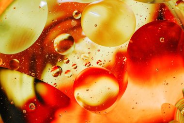 su damlaları ve petrol renkli arka plan