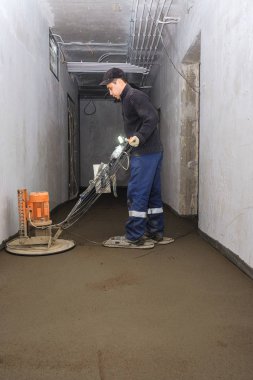 İnşaatçılar inşaat alanına beton döktü