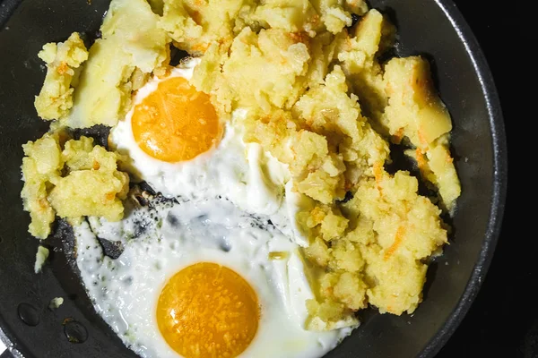 Eggs are fried in a frying pan — Stock Photo, Image