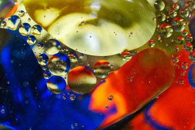 su damlaları ve petrol renkli arka plan