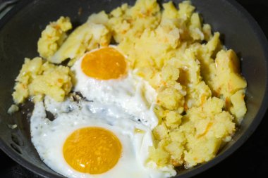 yumurta ve bir tencerede kızartılır patates