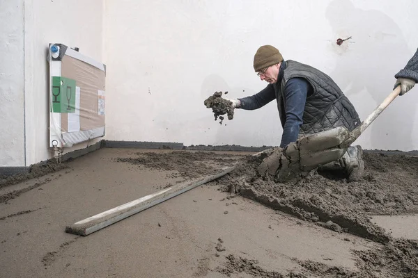 İnşaatçılar inşaat alanına beton döktü — Stok fotoğraf