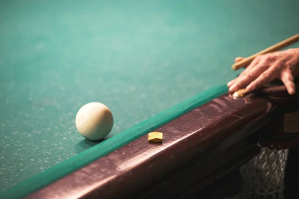 Der Spieler zielt auf den Ball im Billard — Stockfoto