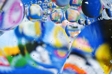 su damlaları ve petrol renkli arka plan