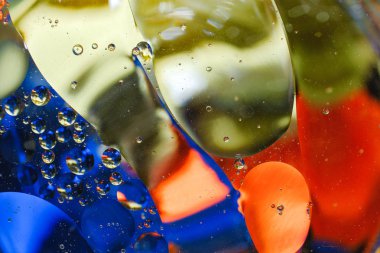 su damlaları ve petrol renkli arka plan