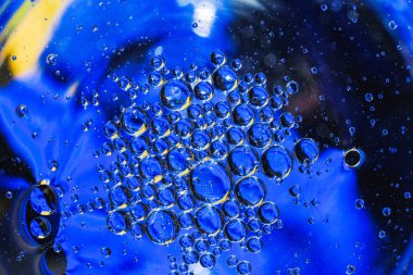 su damlaları ve petrol renkli arka plan