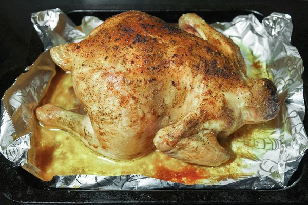 Fırında pişirilmiş, güzel bir tavuk.