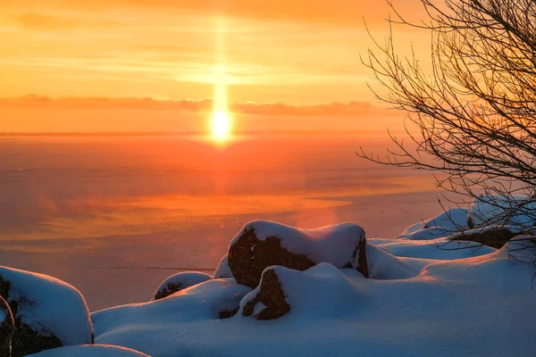 Le coucher de soleil magique et coloré sur la mer d'hiver — Photo