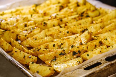 Altın fırında patates fırın otlar ile