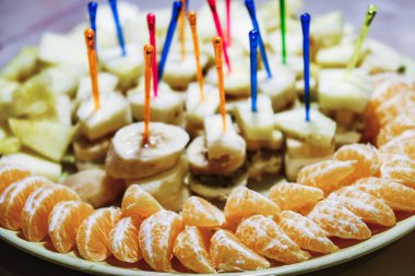 Yaz natürmort elma, hurma ve portakal