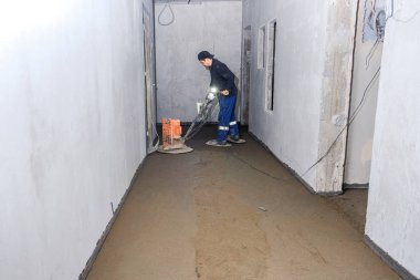 İnşaatçılar inşaat alanına beton döktü