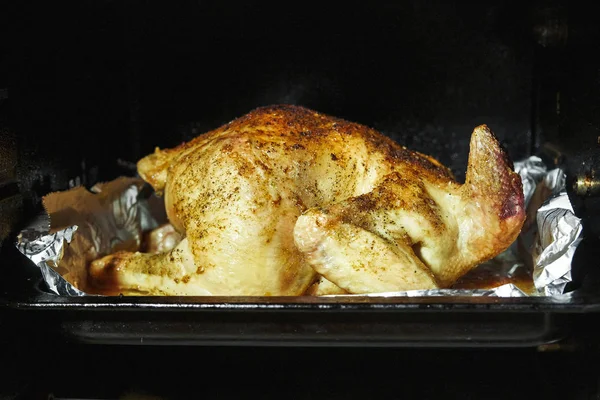Fırında pişirilmiş, güzel bir tavuk.