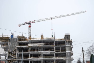 bir inşaat sahasında yüksek vinç